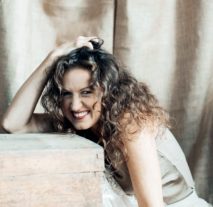 Lucia Klapáčová. Potvora, ktorá vždy dostane, čo chce. Expertka na vzťahy, discipínu a odvahu a zakladateľka Klubu odvážnych žien. Autorka projektu SOULDANCE.